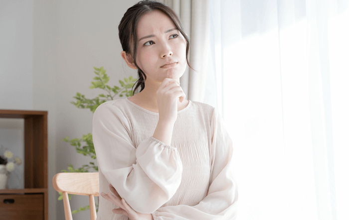 考える女性
