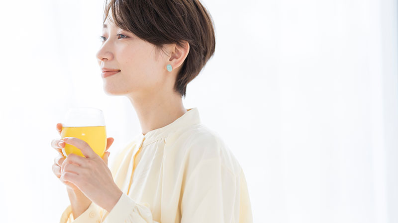 酵素ドリンクを飲む女性