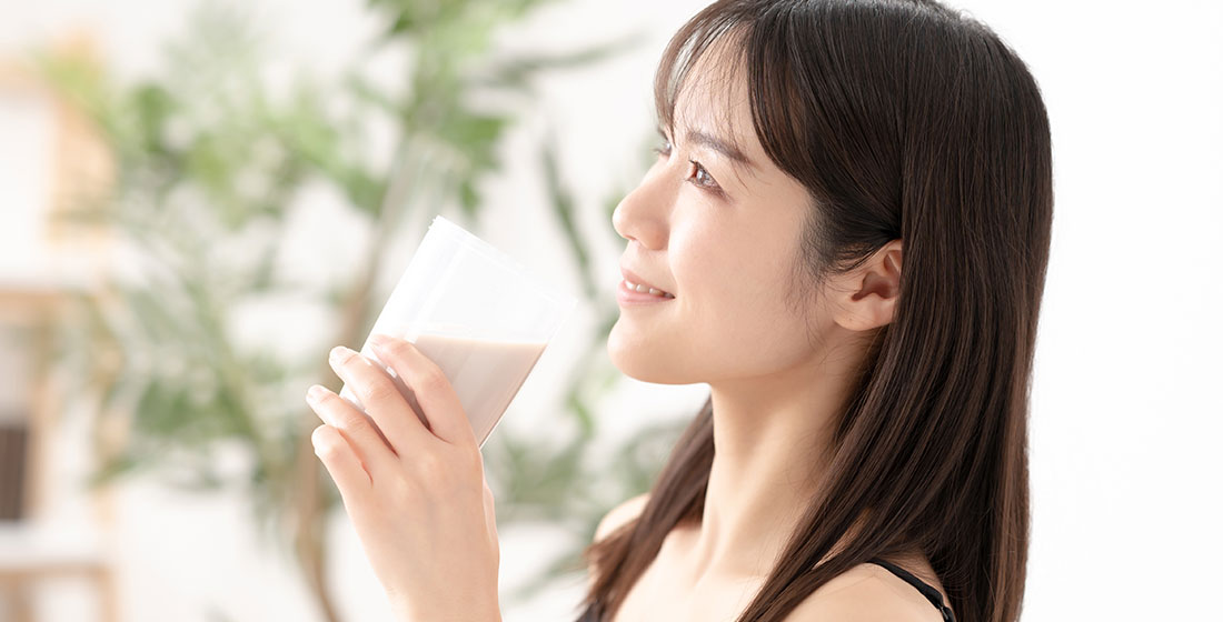 プロテインを飲む女性