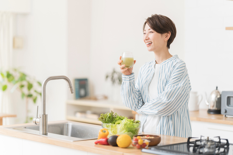 スムージーを飲む女性