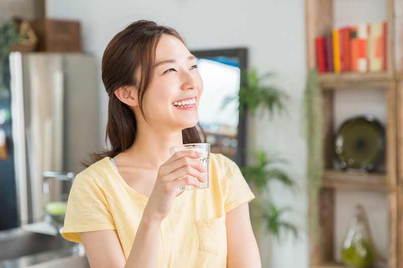 飲む