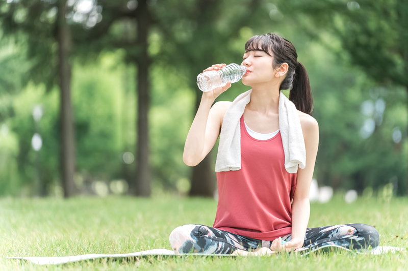水を飲む女性