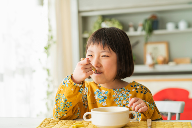 スープを食べる子供
