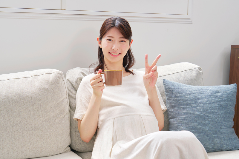 ノンカフェイン飲料を飲む妊婦