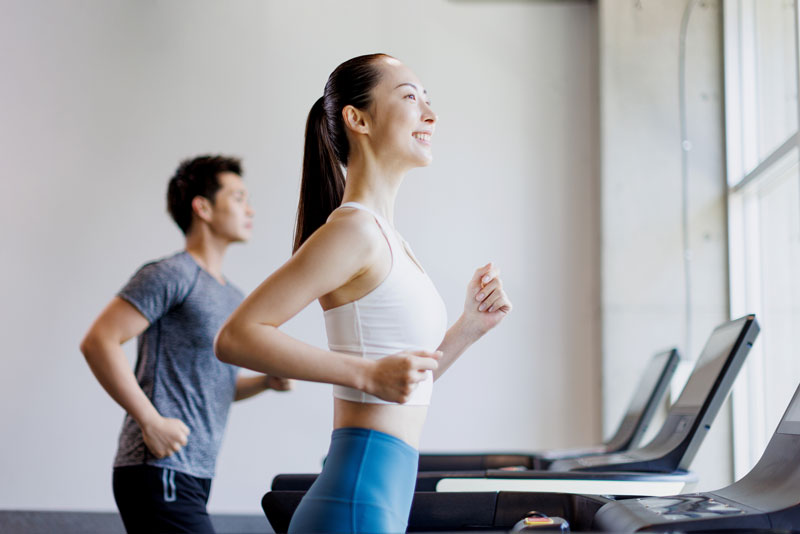 フィットネスクラブの男女