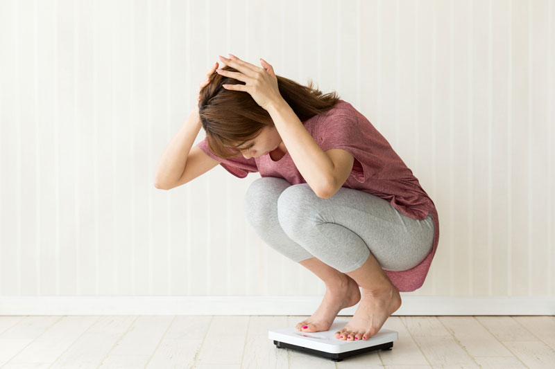 体重計に乗る女性