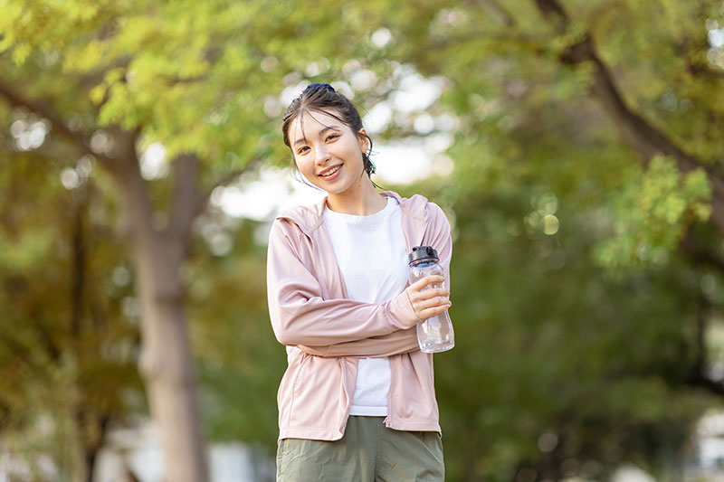 マイボトルを持つ女性
