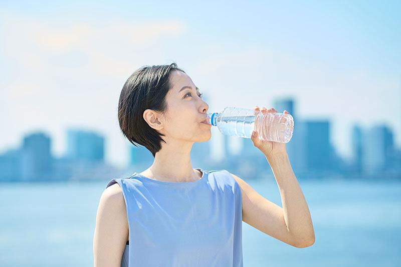 水を飲む女性