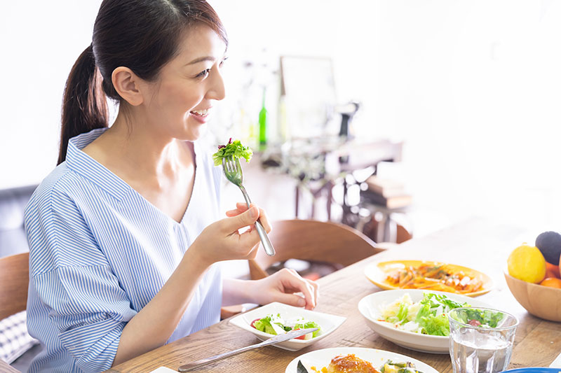 食事する女性