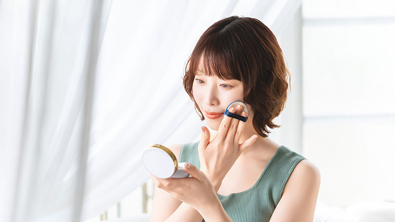 お化粧をする女性