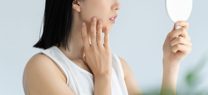 鏡を見る女性