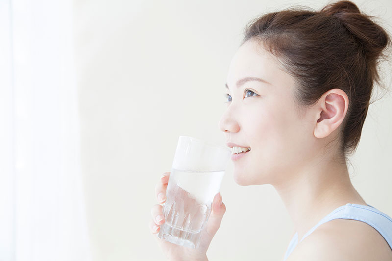 水を飲む女性