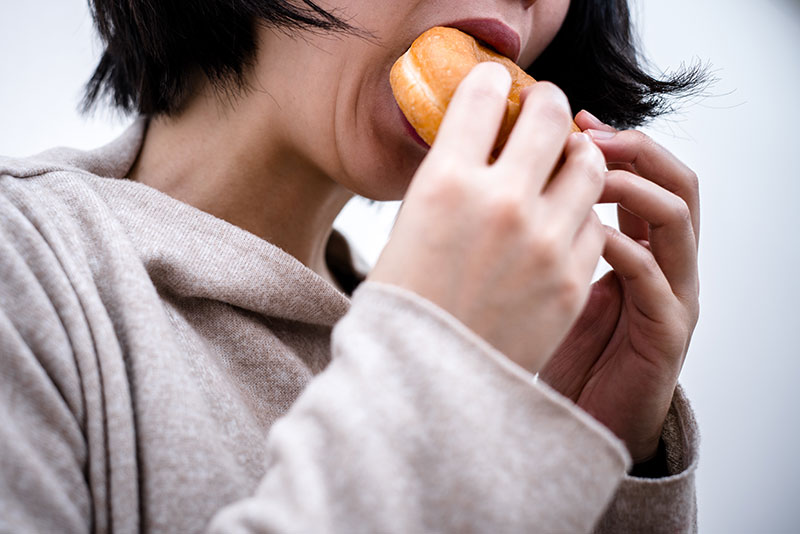 暴食する女性