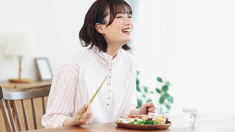 食事する女性