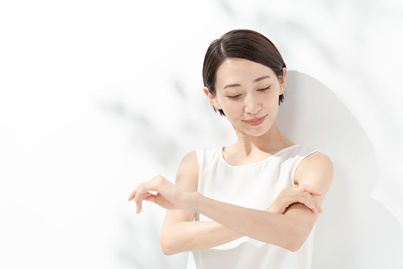 日焼け止めを塗る女性