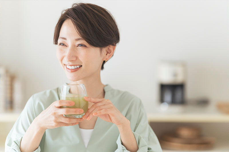 ドリンクを飲む女性