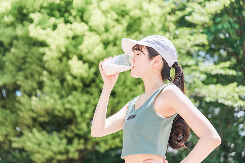 プロテインを飲む女性